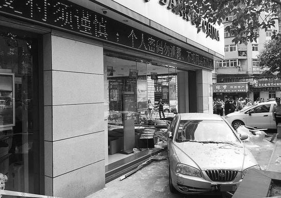轿车从银行营业厅穿过    本报记者王晓峰摄