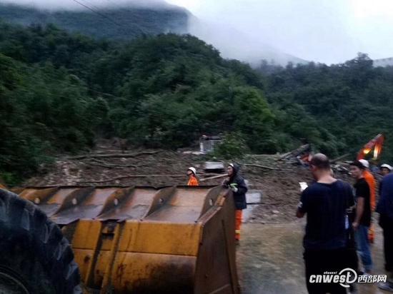 强降雨致207省道岚皋段发生泥石流，一对夫妻失联。