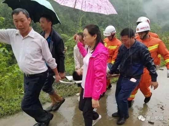 記者了解到，目前7人已被成功救起，送往醫(yī)院接受治療治療，暫時(shí)沒有生命危險(xiǎn)。