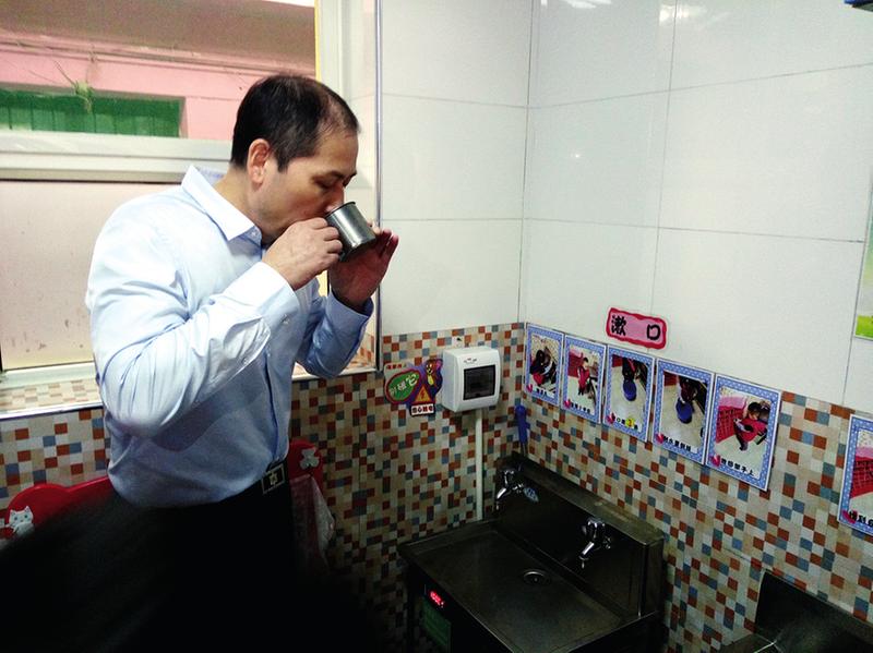 吕强检查幼儿园饮用水