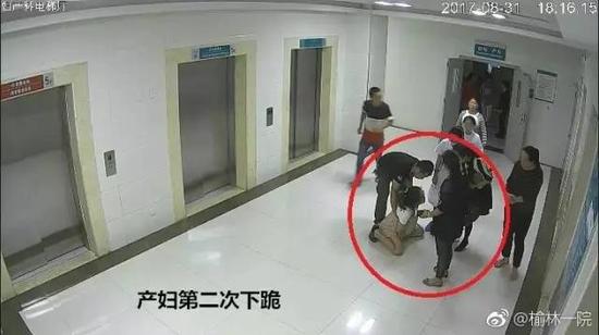 在網(wǎng)上廣為流傳的監(jiān)控畫(huà)面中，女兒疑似下跪的姿勢(shì)，郝阿姨稱這是孩子“太疼了，站不住，軟下來(lái)了歇一會(huì)兒”。