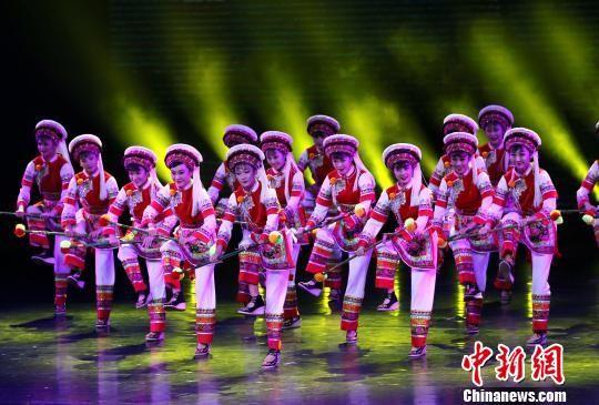 開幕演出《一路同心》?！堖h(yuǎn) 攝