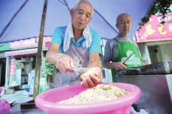 老哥倆每年來西安做月餅本報記者黨運(yùn)攝