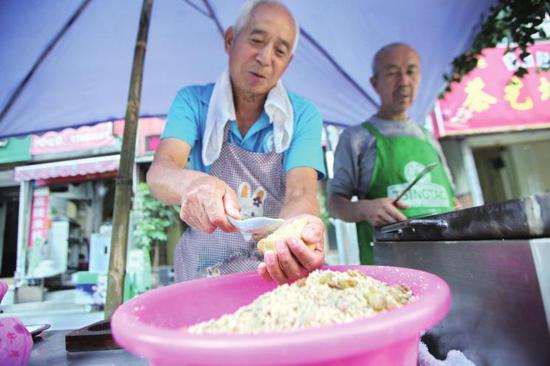 老哥俩每年来西安做月饼本报记者党运摄