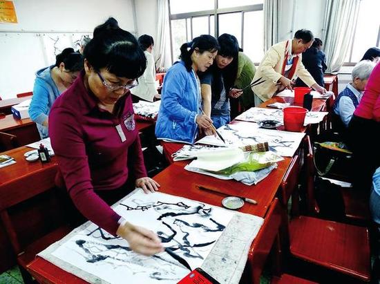 老年大学国画班学员认真练习绘画