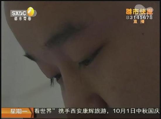 豆豆的爸爸张延谊:“去年爸爸癌症花了不少钱,家里只拿出了两万块钱来看病。”