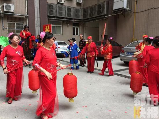 因?yàn)殡p方都喜歡中國的古典文化，所以就辦了這樣一場婚禮。