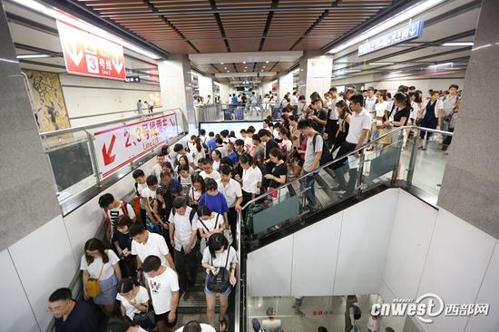 西安地鐵再次縮短行車間隔，市民出行將隨之提速。