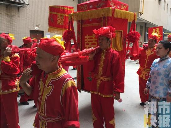 他們希望通過這樣的結(jié)婚方式，讓更多的海外人士了解中國文化。