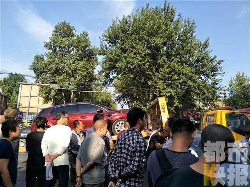 发生碰撞后,这辆公交车并没有立即停下,而是继续向北行驶了一段距离后停靠在了公交站台处。