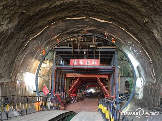 銀西高鐵陜西段對坡隧道順利貫通
