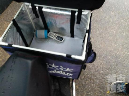 小裴是西安一名外賣員，說起昨天他的遭遇，他是又氣又郁悶。