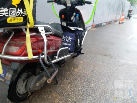小裴：“我一個(gè)朋友碰到過，當(dāng)時(shí)我也沒有在意，9月1號(hào)12點(diǎn)半左右，還是在那個(gè)小區(qū)門口。”