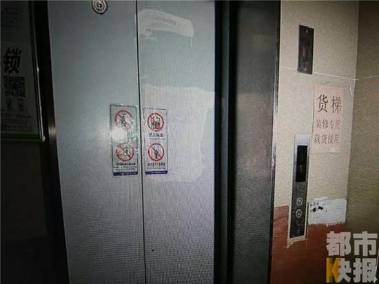 周女士还在怀孕的时候，就被这部电梯困住过。