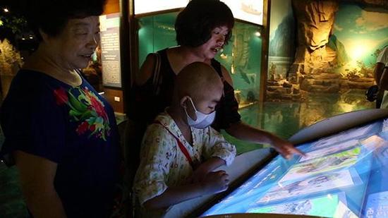 9月14日，宸宸“带”奶奶去参观三峡博物馆。本文图片均为澎湃新闻记者 陈兴王 摄