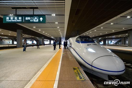 27日上午9点10分，随着一列动车组列车从西安北站开出，沿着西成高铁一路向南驶去，标志着西成高铁陕西段进入试运行阶段。