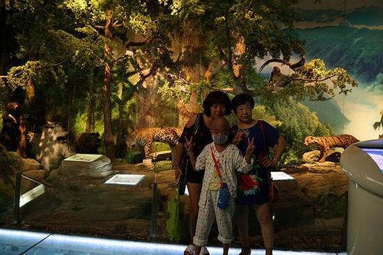9月14日，宸宸“带”奶奶去参观三峡博物馆，一家人在一起合影。