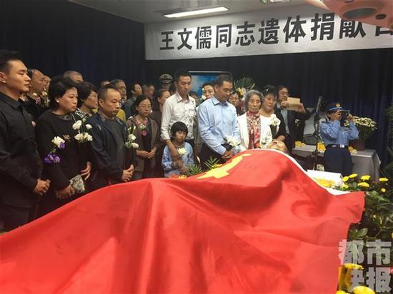 王老曾經(jīng)說過，自己年輕的時候把身體交給了國家，離世以后，也想把身體捐獻給需要的地方。