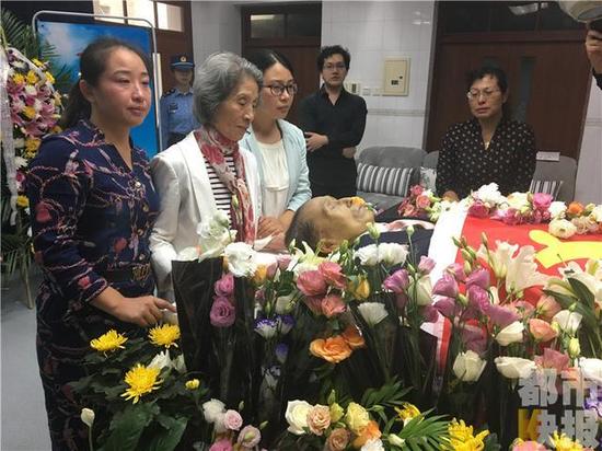 王老的家屬告訴記者，王老是我國第一批從學(xué)校選拔的空軍飛行員。