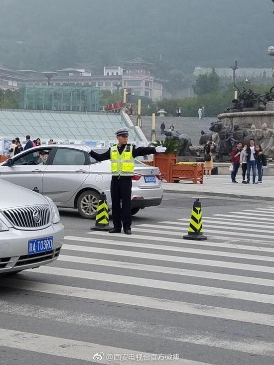 國慶假期里，西安交警與媒體的路況微信群里有一條這樣的信息，大家可以看看。