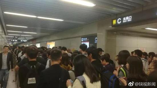 這是西安二號線韋區(qū)南站和航天城站的大客流，因?yàn)楦浇咝＜?，學(xué)生流明顯。
