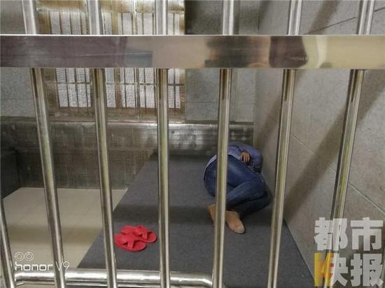 民警：“嫌疑人白某因為阻礙民警執(zhí)行公，被長安路派出所行政拘留五天?！?></div>
<p>　　民警：“嫌疑人白某因為阻礙民警執(zhí)行公，被長安路派出所行政拘留五天?！?/p>
		
		<style>
			.article-editor {
    margin-top: 5px;
    text-align: right;
}	
	.article-body  img{
		max-width:550px;
	}

		</style>	
				
		<!--ad : PDPS000000043000-->
		<div   id=
