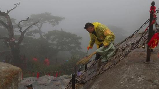 10月2日，雨天工作中的杜小利。