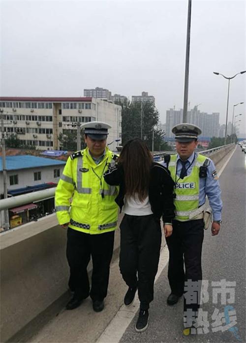 昨天下午，西安市东二环东元桥附近往北方向上演惊险一幕，一名女子要跳高架桥！