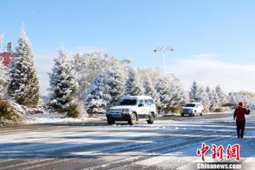 7日，中央氣象臺(tái)發(fā)布消息顯示，伴隨冷空氣的東移，6日新疆、甘肅西部和內(nèi)蒙古西部等地出現(xiàn)大風(fēng)降溫，新疆北部出現(xiàn)雨雪天氣。
