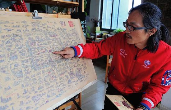 衛(wèi)東青介紹他的作品 本報記者黨運攝
