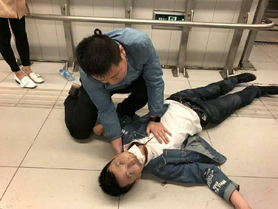 “快來人??！救救他！救救他！有沒有好心人？”