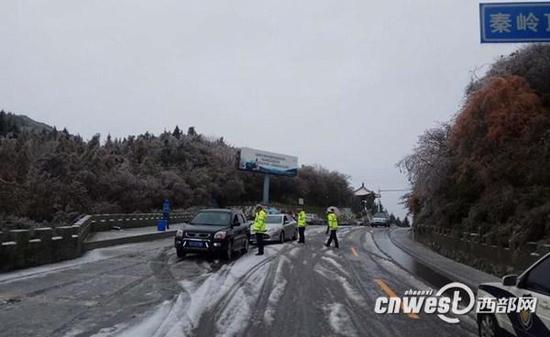 秦岭山区普降雨雪影响通行，交警正劝返无防滑措施车辆。