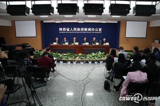 10月12日，陕西省政府新闻办举行新闻发布会。摄影 赵昊