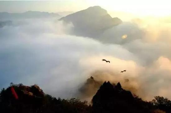 空山新雨后，天气晚来秋。这里的“空山”指的是终南山。