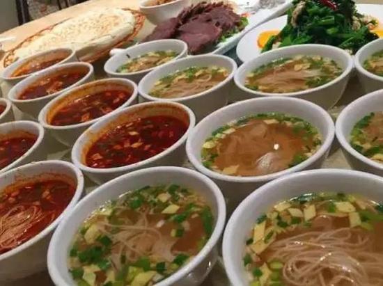 吃什么:豆腐脑、浇汤面、锅盔、酱辣子馍、羊肉泡等