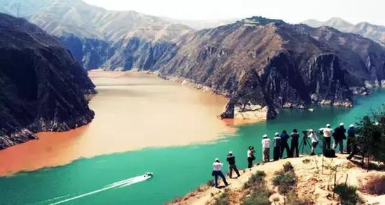 泾渭分明:清水浊水同在一条河里互不相融的奇特景观,形成了一道非常明显的界限,非常神奇。