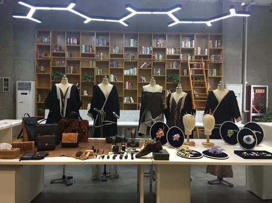 服饰品创意展示
