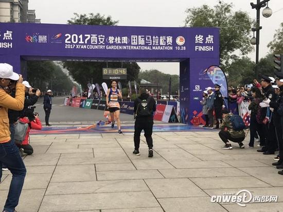 圖為半程馬拉松的男子組第一名。