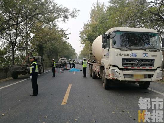 早上的九点多，在西户公路上，一辆水泥罐车将骑着电动车的一男子撞倒在地，随后120现场确认后，人已经不幸身亡。