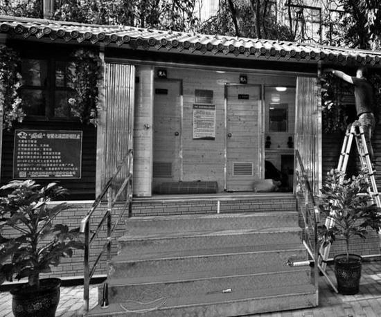 無水納米生態(tài)環(huán)保公廁亮相街頭