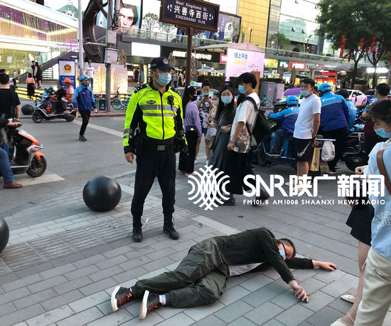 施暴的男子看到民警后立即倒地