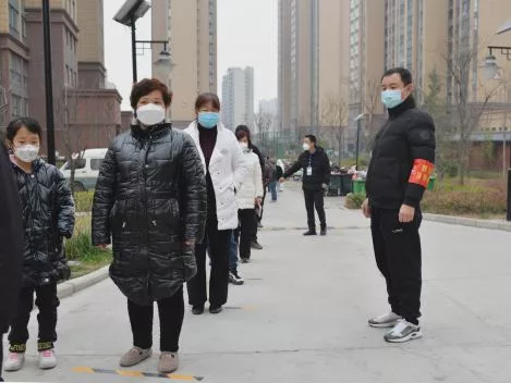 机关干部、社区工作人员提醒市民做好个人防护。