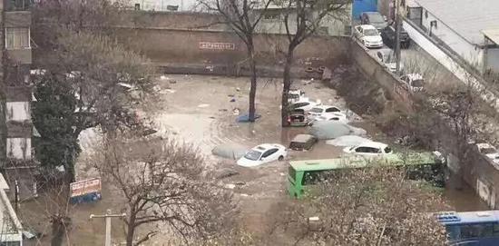 供水管道發生爆管，不少停在附近的車輛被淹