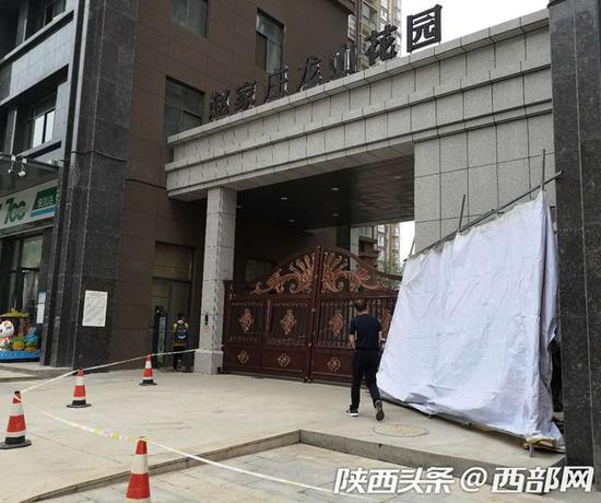 小區(qū)大門外拉起警戒線