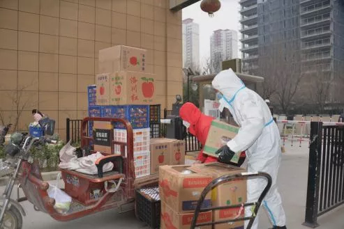 居民生活物资源源不断送达小区门口。