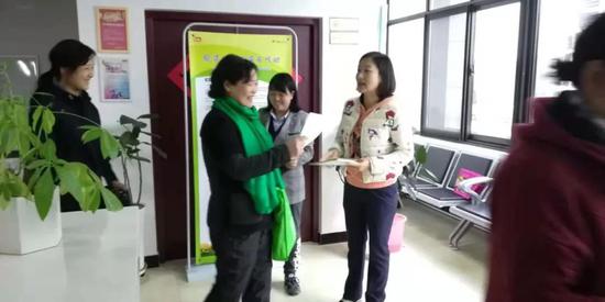 社区工作人员为居民们讲解“脱贫攻坚浐灞在行动”并推广中国社会扶贫网APP