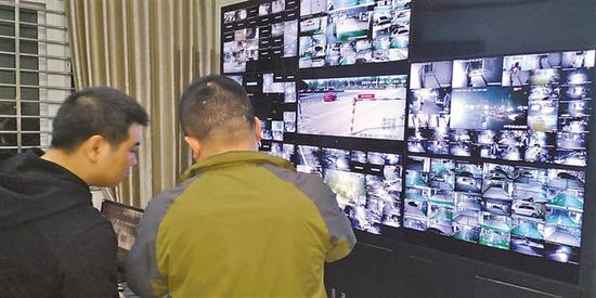 7月11日,杨凌公安民警在小区物业公司的配合下查找犯罪嫌疑人。