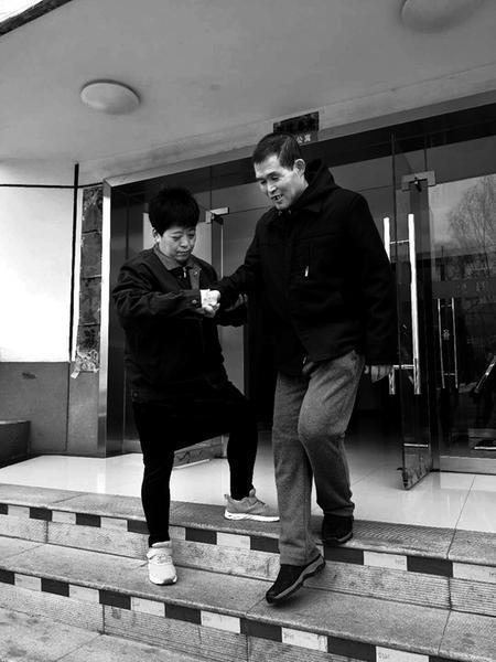 天气好的时候,冯玉环陪伴张济民到院子里散步,呼吸新鲜空气。