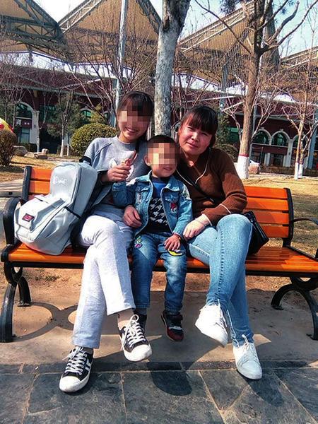 &nbsp;&nbsp;墜樓女生郭某某（左）和母親、弟弟