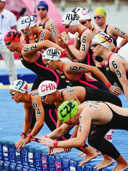 在韩国光州举行的2019年第十八届国际泳联世界锦标赛上,头戴中国标识泳帽的66号运动员屈芳(前排中间)在起点准备出发。汉中市体育运动中心供图